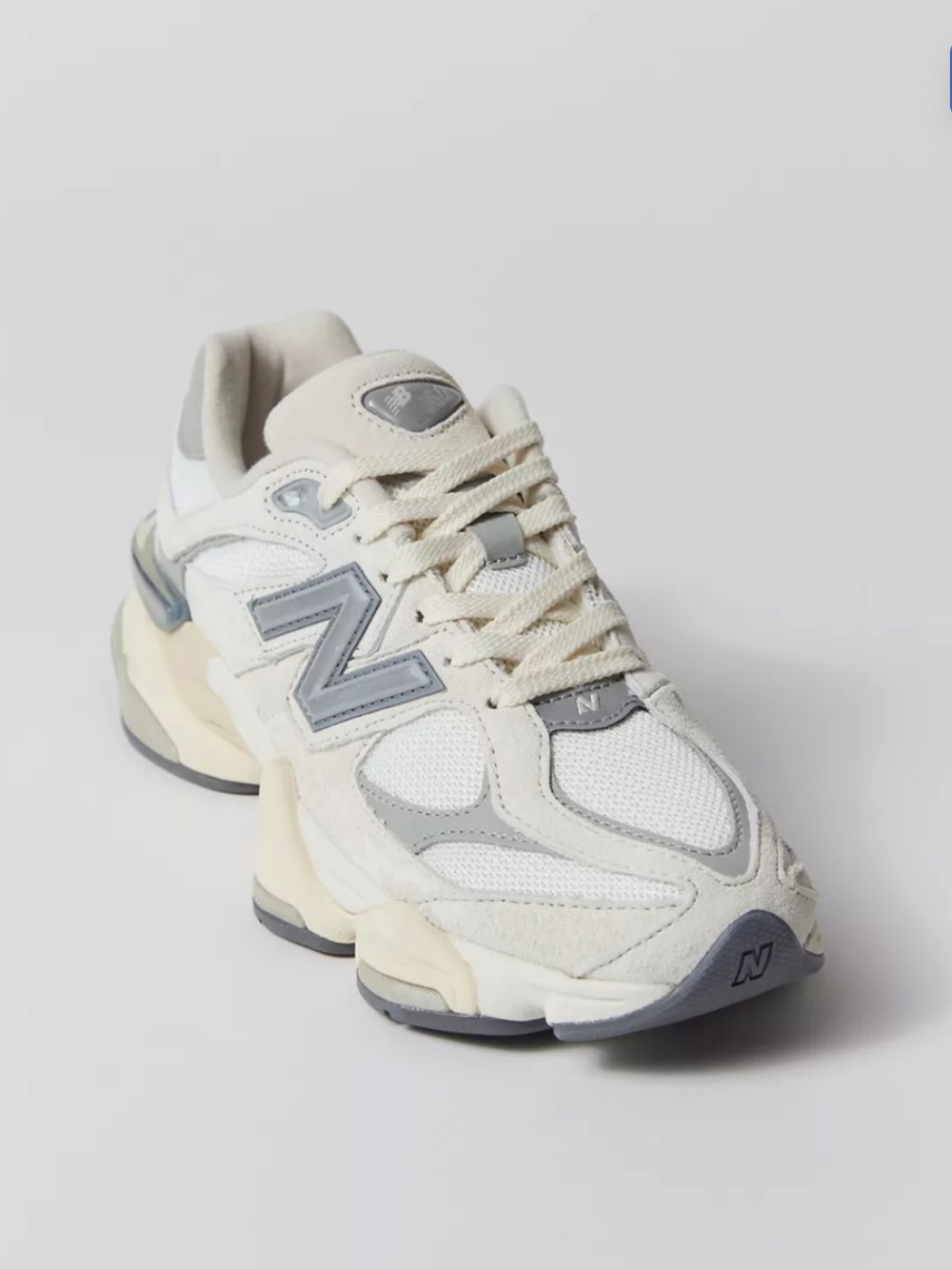 New Balance Women's White and Gray Retro Chunky Sneaker
